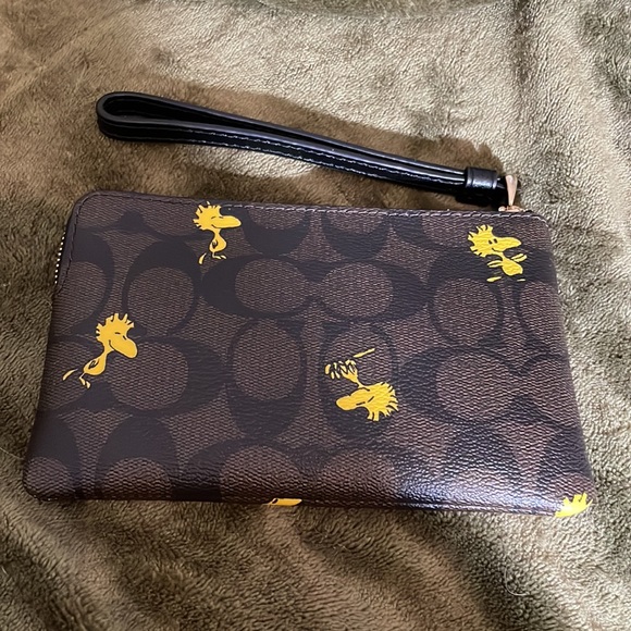 💥SALE💥COACH Woodstock Zippered wallet Inside 2 slots for License/cards 4”x6” - Picture 2 of 3